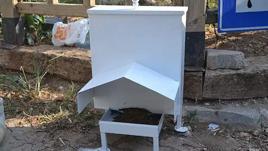 Ölüdeniz'de sokak hayvanları için özel mama kapları yerleştirildi