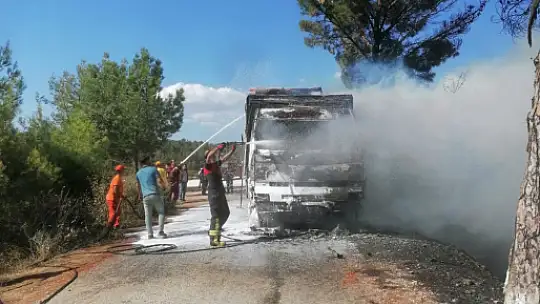 Seyir halindeki kamyon alev aldı