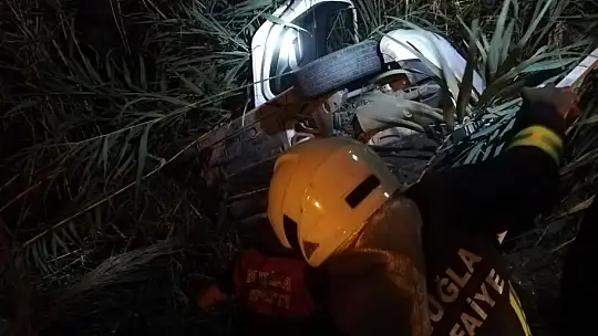 Direksiyon hakimiyetini kaybeden araç sulama kanalına düştü