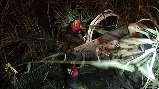 Direksiyon hakimiyetini kaybeden araç sulama kanalına düştü