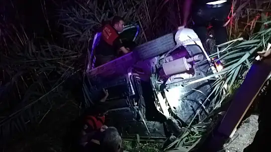 Direksiyon hakimiyetini kaybeden araç sulama kanalına düştü