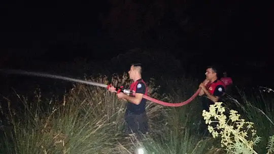 Sazlık ve kovalık alanda çıkan yangın kontrol altına alındı