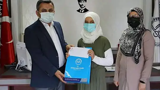 Hafızlık Belge Sınavında Başarılı Olan Öğrencilere Çeşitli Hediyeler Sunuldu