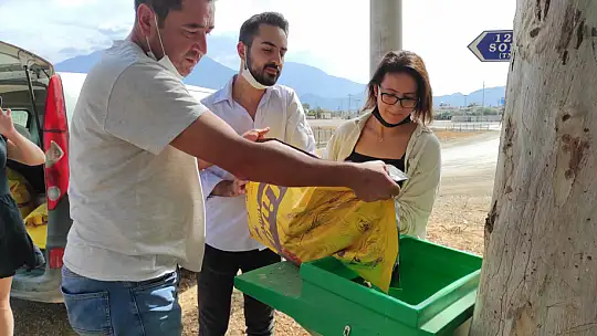 Hayvanları Koruma Gününde farkındalık için mama dağıttılar