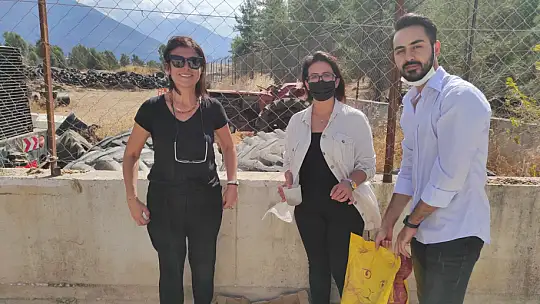 Hayvanları Koruma Gününde farkındalık için mama dağıttılar