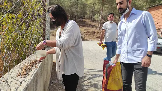 Hayvanları Koruma Gününde farkındalık için mama dağıttılar