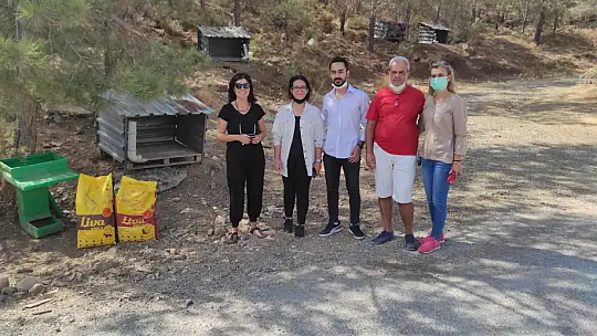 Hayvanları Koruma Gününde farkındalık için mama dağıttılar