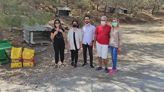 Hayvanları Koruma Gününde farkındalık için mama dağıttılar