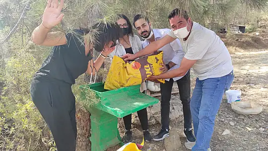 Hayvanları Koruma Gününde farkındalık için mama dağıttılar