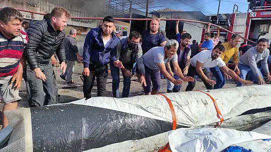 Plastik ürün dükkanı alevlere teslim oldu