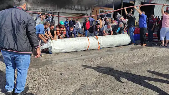 Plastik ürün dükkanı alevlere teslim oldu
