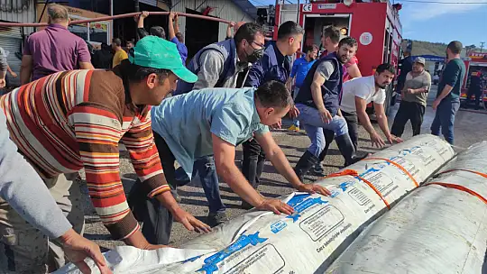 Plastik ürün dükkanı alevlere teslim oldu