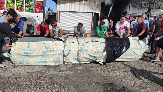 Plastik ürün dükkanı alevlere teslim oldu
