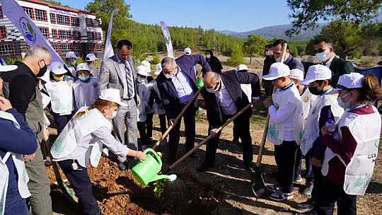 Seydikemer'de yeşil bir gelecek için fidanlar toprakla buluştu