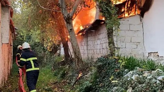 Kullanılmayan evde çıkan yangın korkuttu
