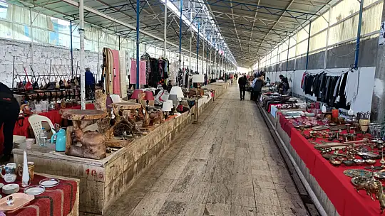 Antika meraklıları salı pazarında buluştu