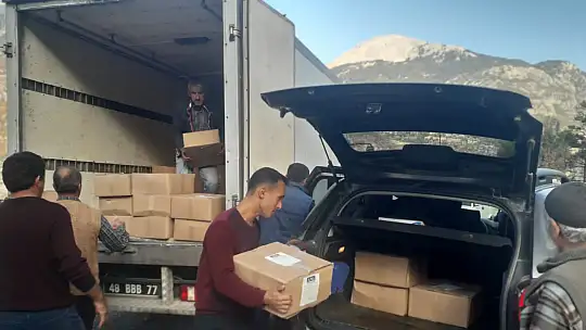 Seydikemerli Arıcılara Arı Keki ve Arı Yemi Bağışlandı