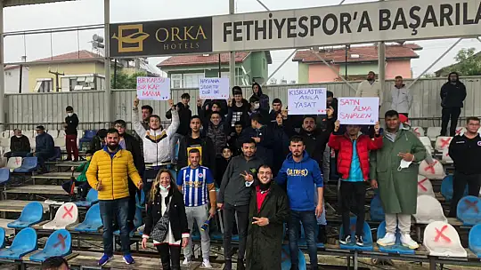 Hayvanlar İçin Fethiyespor Maçında Pankart Açtılar