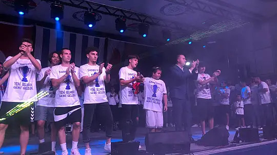 Şimşekler Kupayı Beşkaza'da Kaldırdı