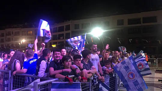 Şimşekler Kupayı Beşkaza'da Kaldırdı