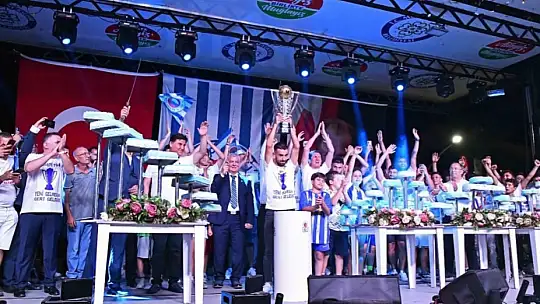 Şimşekler Kupayı Beşkaza'da Kaldırdı