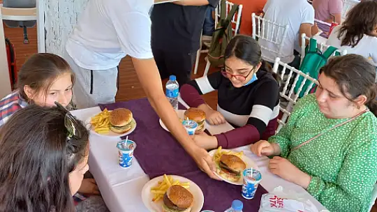 Özel Öğrencilerden 'Hosgeldin Yaz' Partisi