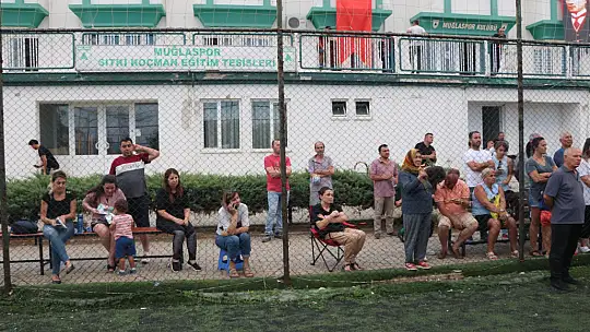 MUĞLASPOR YAZ FUTBOL OKULU'NUN MEZUNİYET TÖRENİ YAPILDI