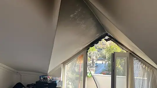 EVİN ÇATI KATINDA YANGIN ÇIKTI