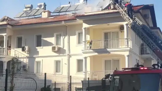 EVİN ÇATI KATINDA YANGIN ÇIKTI