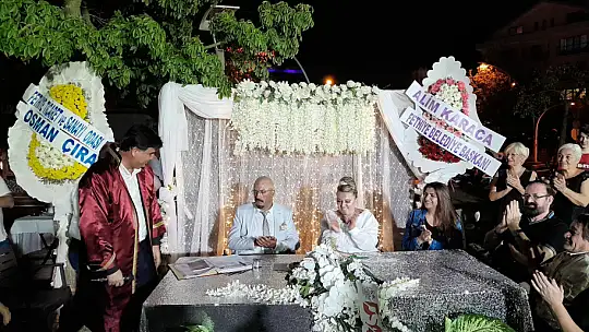 NİKAHI BAŞKAN KARACA KIYDI