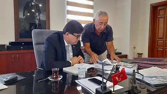  'DESTAN ÇANAKKALE' İSİMLİ KİTABINI KARACA'YA HEDİYE ETTİ