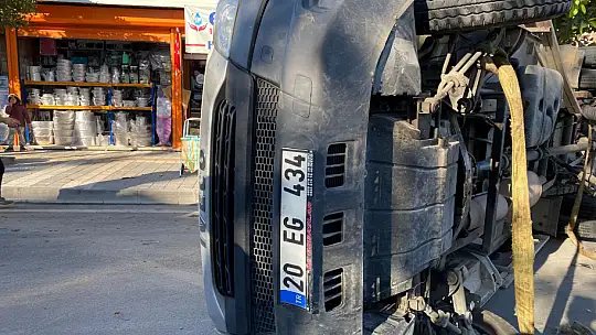 KAMYONET YARIŞ MOTORUNUN ÜZERİNE DEVRİLDİ