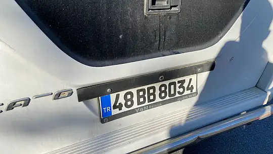 KAMYONET YARIŞ MOTORUNUN ÜZERİNE DEVRİLDİ