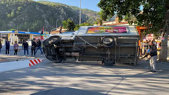 KAMYONET YARIŞ MOTORUNUN ÜZERİNE DEVRİLDİ