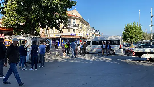 KAMYONET YARIŞ MOTORUNUN ÜZERİNE DEVRİLDİ