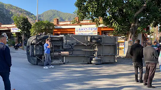 KAMYONET YARIŞ MOTORUNUN ÜZERİNE DEVRİLDİ