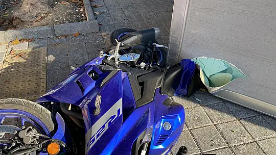 KAMYONET YARIŞ MOTORUNUN ÜZERİNE DEVRİLDİ