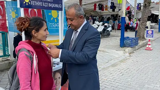 İYİ PARTİ YÖNETİMİ, SALI PAZARINDA VATANDAŞLA BULUŞTU