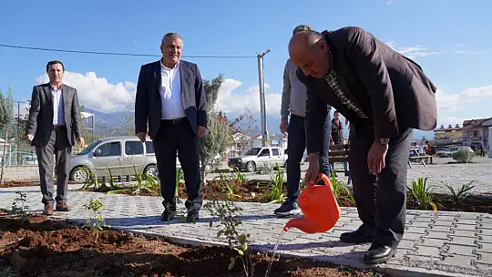 SEYDİKEMER BELEDİYESİ SERADA ÜRETTİĞİ ÇİÇEKLERLE PARKI SÜSLEDİ
