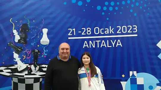 12 YAŞINDAKİ DEFNE, SATRANÇTA FETHİYE'YE DERECE GETİRDİ