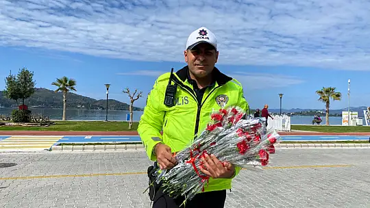 TRAFİK EKİPLERİNDEN KARANFİL JESTİ