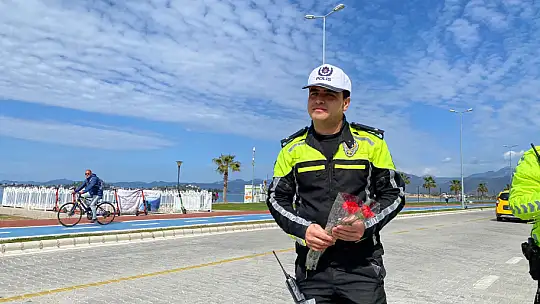 TRAFİK EKİPLERİNDEN KARANFİL JESTİ