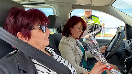 TRAFİK EKİPLERİNDEN KARANFİL JESTİ