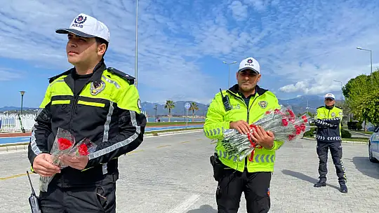 TRAFİK EKİPLERİNDEN KARANFİL JESTİ