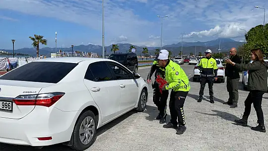 TRAFİK EKİPLERİNDEN KARANFİL JESTİ