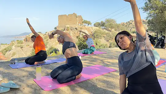 Bafa Gölü Manzarasında Yoga