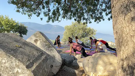 Bafa Gölü Manzarasında Yoga