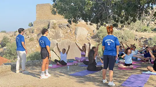 Bafa Gölü Manzarasında Yoga