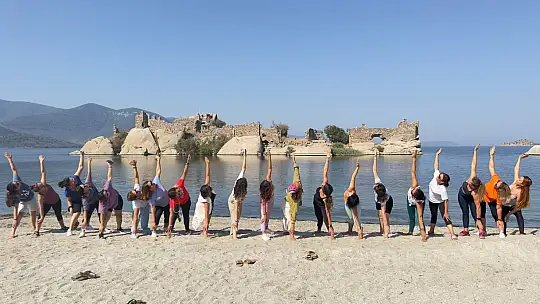 Bafa Gölü Manzarasında Yoga