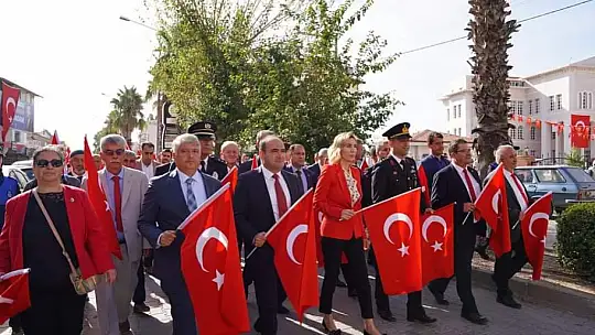 100 Metre Uzunluğundaki Türk Bayrağı, Seydikemer'in Sokaklarını Süsledi
